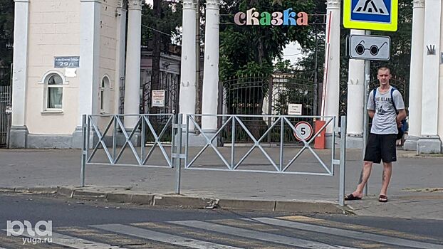 В Краснодаре во время ДТП разлетелся забор и задел пешехода