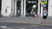 В Краснодаре во время ДТП разлетелся забор и задел пешехода