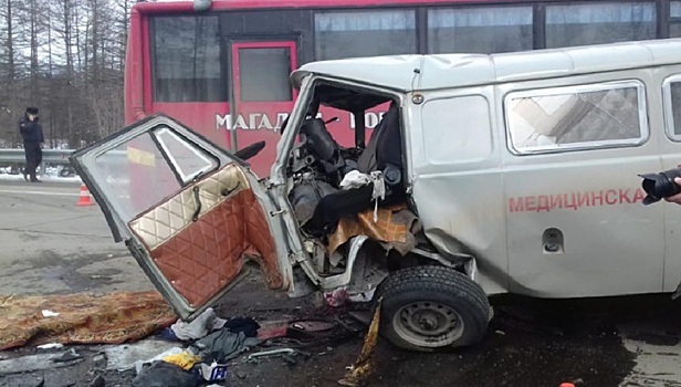 Появились кадры с места ДТП со скорой в Магаданской области, где погибли три человека