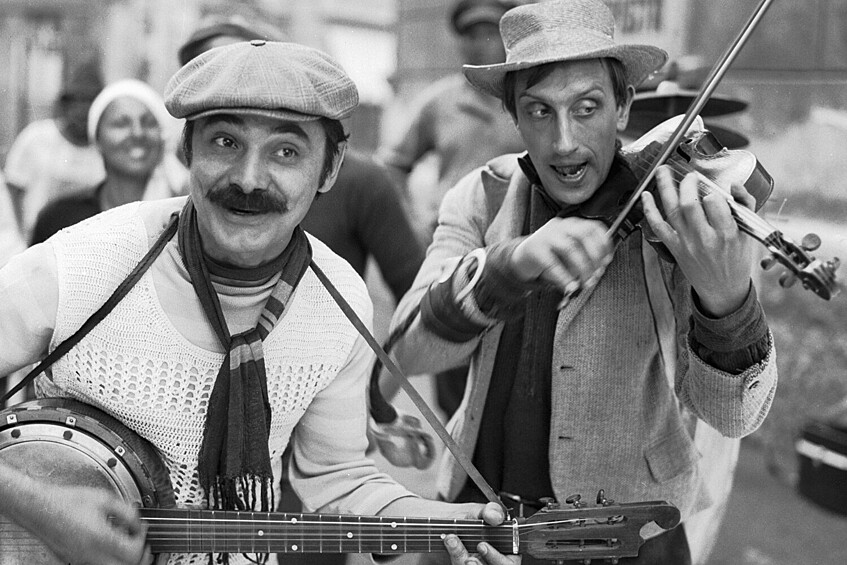 Актеры Александр Панкратов-Черный (слева) и Петр Меркурьев (справа) в фильме Карена Шахназарова «Мы из джаза» (1984)