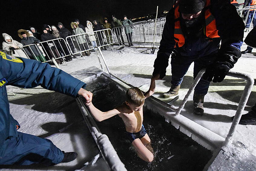 Крещенские купания на озере Кенон в Чите при температуре минус 30 градусов Цельсия, 18 января 2026 года