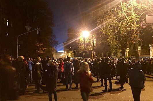 Около 500 человек собрались на акцию протеста у администрации Порошенко в Киеве