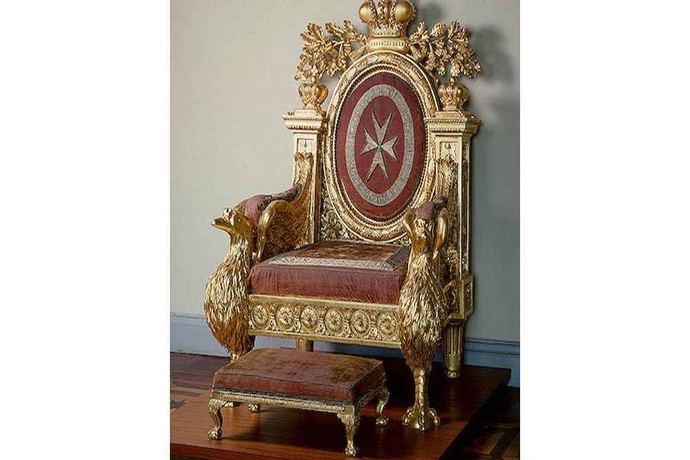 В Эрмитаже посетитель сел на мальтийский трон и повредил его