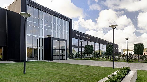 Завод Aston Martin сияет как новый пятак