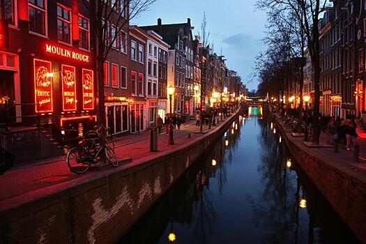 Туристов в Амстердаме начнут штрафовать за селфи с проститутками