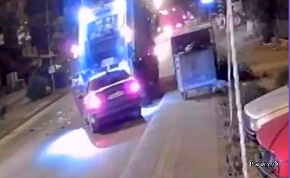 Легковушка застала врасплох двух работников коммунальных служб