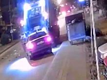 Легковушка застала врасплох двух работников коммунальных служб