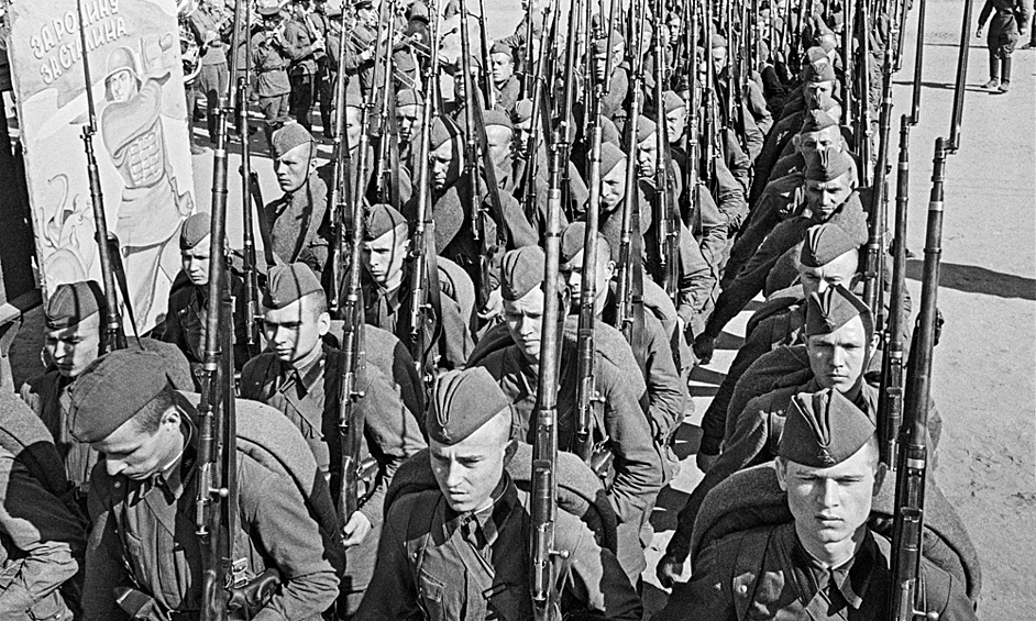 Великая Отечественная война 1941-1945 гг. Мобилизация. Колонны бойцов движутся на фронт. Москва, 23 июня 1941 года