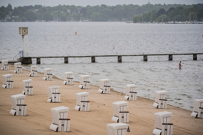  Шезлонги на пляже Strandbad Wannsee в Берлине.