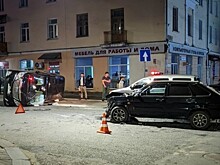 На перекрестке Свободы и Московской перевернулась «Тойота Альфард»