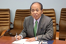 Японского депутата исключили из партии за визит в Россию