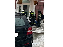 Kia выехал на тротуар, сбил пешехода и врезался в стену здания