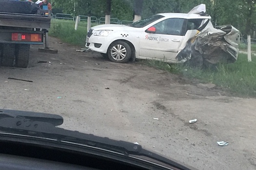 Машина всмятку: в выходные на Южном Урале произошло несколько аварий с такси