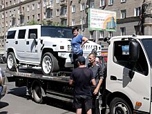 Мама водителя спасла Hummer от эвакуации в центре Новосибирска