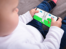 Как мы сами тормозим развитие ребенка: эксперт о детях, растущих с гаджетами в руках