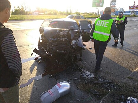 «Уходили от погони»: в Тольятти на Автозаводском шоссе «Приора» врезалась в столб