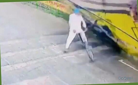 Упавшая перегородка застала врасплох велосипедиста