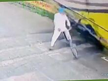 Упавшая перегородка застала врасплох велосипедиста