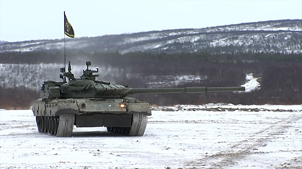 Огневая мощь и сила: на полигоне под Мурманском проверили на прочность арктические танки Т-80БВМ