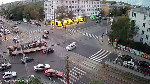 В Челябинске сошел с рельсов трамвай