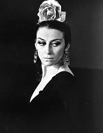 Майя Плисецкая — непревзойденная балерина, покорившая своим талантом весь мир, обладательница высших наград и почетный гражданин разных стран. Она была музой Шагала, Пети, Бежара, Кардена, которых вдохновляла ее красота. 