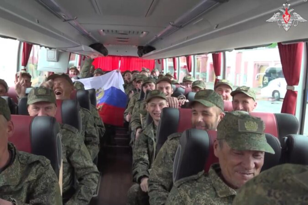 Новосибирская область встретила 10 освобожденных из плена солдат