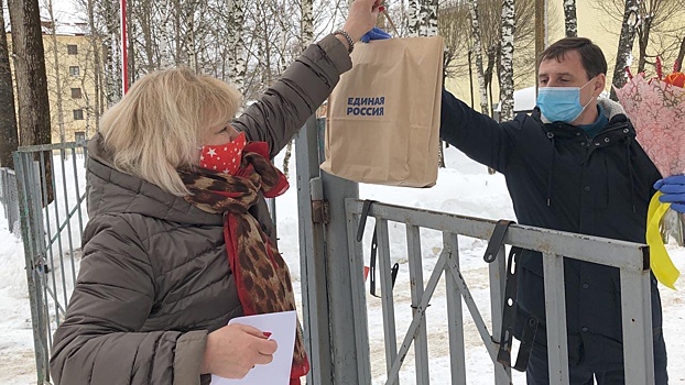 Депутат ЗСО Марина Денисова передала подарок на день рождения ветерану Валентине Прыговой