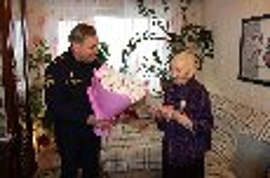 Сотрудники УФСИН России по Мурманской области вручили труженику тыла медаль в честь 80-летия Великой Победы