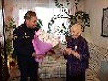Сотрудники УФСИН России по Мурманской области вручили труженику тыла медаль в честь 80-летия Великой Победы
