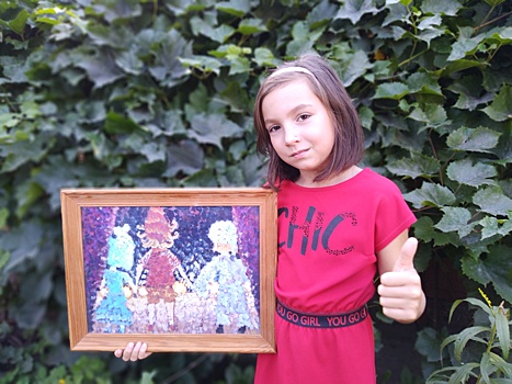 Саратовская школьница покорила жюри рисунком, в котором изобразила на сцене саму себя