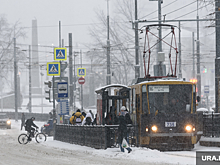 В Екатеринбурге Honda вылетела на трамвайные пути