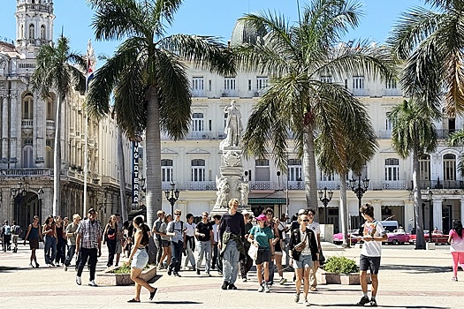 Оставшихся на Кубе туристов пытаются удержать скидками