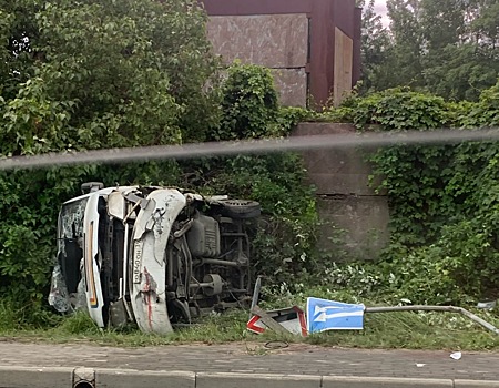 На Мамоновском шоссе водитель микроавтобуса специально протаранил чужую иномарку и пошёл разбираться к водителю с ножом