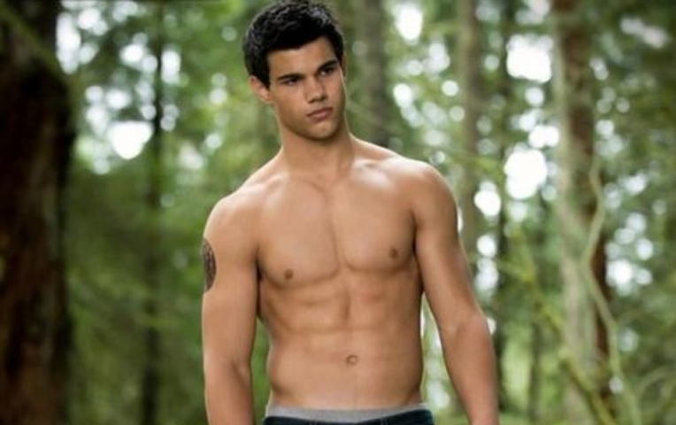 Жігіт желіде қынапты жалайды