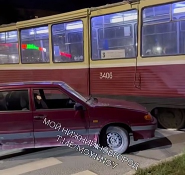 Легковушка протаранила трамвай №3 в Нижнем Новгороде