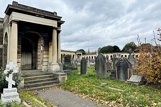 Рядом со «Стэмфорд Бридж» находится Бромптонское кладбище, история «Челси»