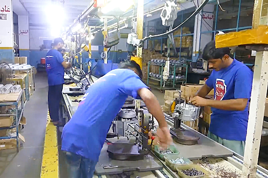 В Индии рабочий вручную собирает ДВС за 8 минут