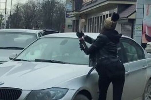 В КЧР автоледи решает проблемы на дороге с помощью бейсбольной биты