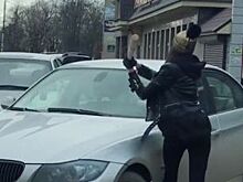 В КЧР автоледи решает проблемы на дороге с помощью бейсбольной биты