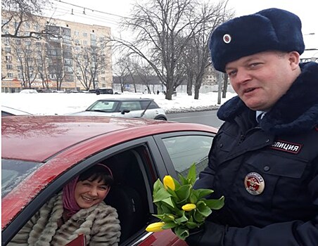 Женщин ЮЗАО с праздником поздравил цветочный патруль