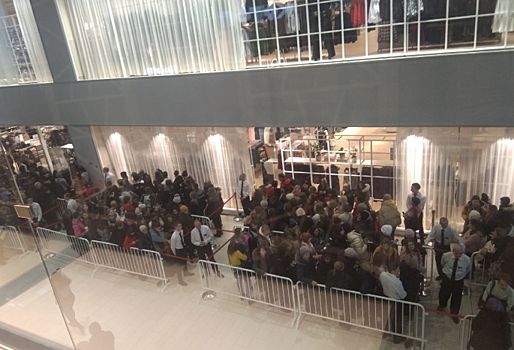 Омичи с грудничками и гипсом на ногах устроили давку на открытии H&M в Омске