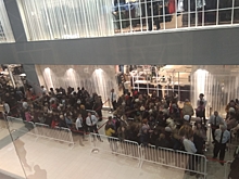 Омичи с грудничками и гипсом на ногах устроили давку на открытии H&M в Омске