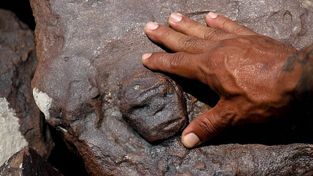 Засуха в бразильской Амазонии обнажила 2000-летние вырезанные на скале лица