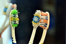 Стоматолог рассказал об опасности зубных щеток
