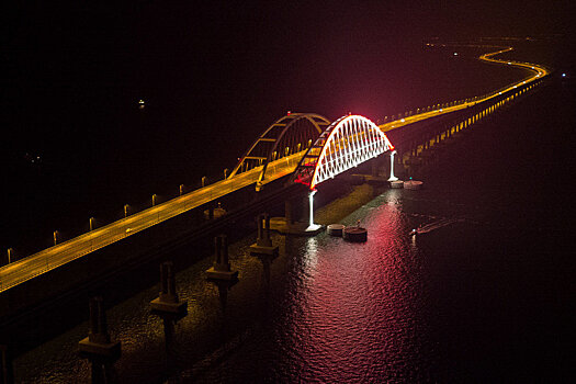 На железнодорожной арке Крымского моста включили архитектурную подсветку