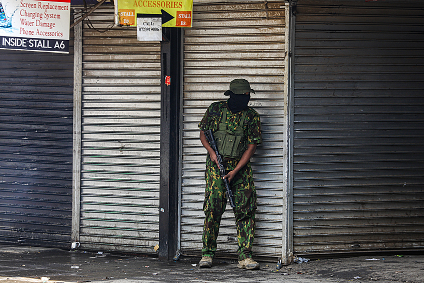 Сотрудник полиции во время антиправительственных протестов в Найроби, 2 июля 2024 года