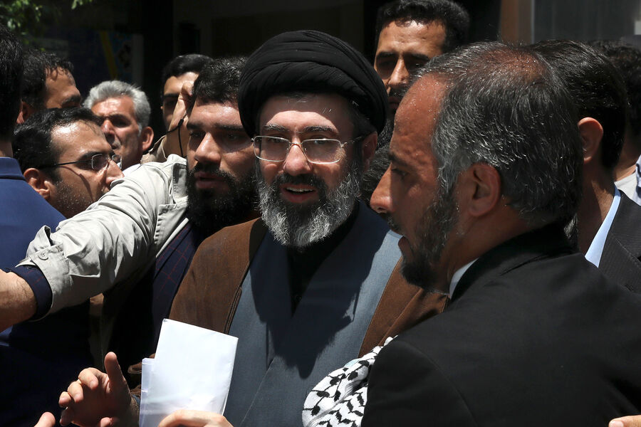 Стало известно, почему новый верховный лидер Ирана не появляется на публике