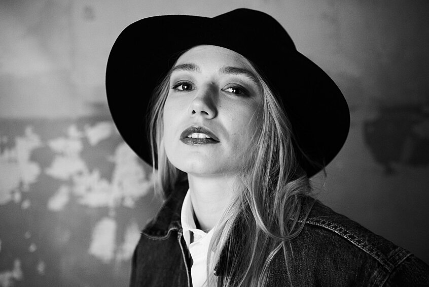 Хрупкая светловолосая девушка произвела такое сильное впечатление на знаменитого Сергея Бодрова-младшего, что именно ее он пригласил в свой дебютный режиссерский фильм «Сестры». 