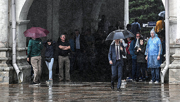 В московском метро будут раздавать дождевики