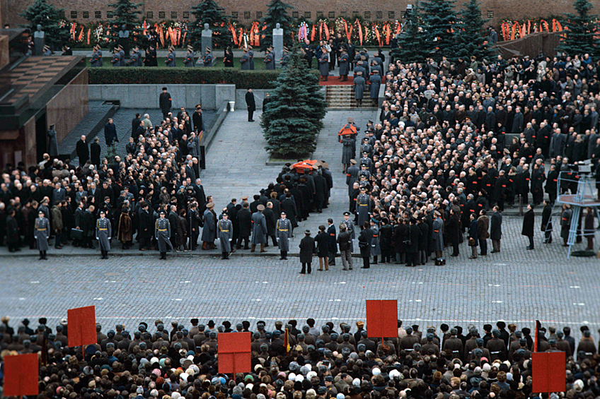 Прощание с генеральным секретарем ЦК КПСС, председателем президиума Верховного Совета СССР Леонидом Брежневым. Траурная процессия направляется к Кремлевской стене
